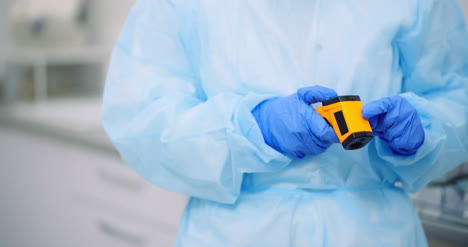 médico midiendo la temperatura del paciente en la clínica de salud 7