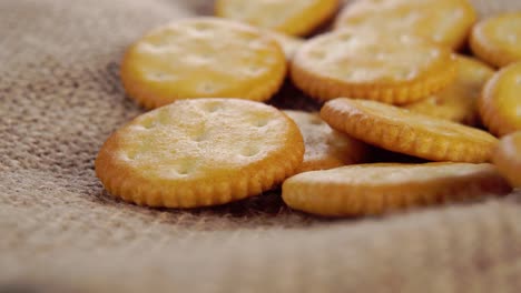 galletas crujientes. galletas redondas y delgadas en un pañuelo rústico y áspero. macro