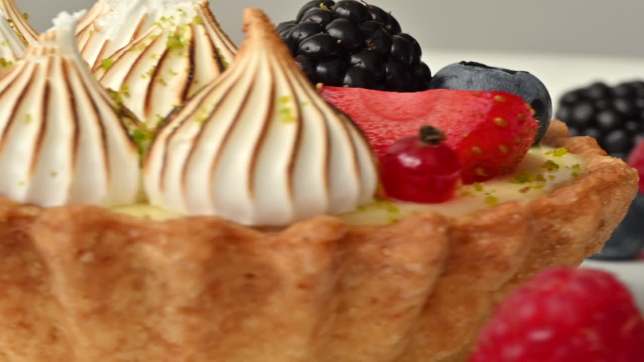 Primo piano di una crostata di frutta che ruota su uno sfondo bianco