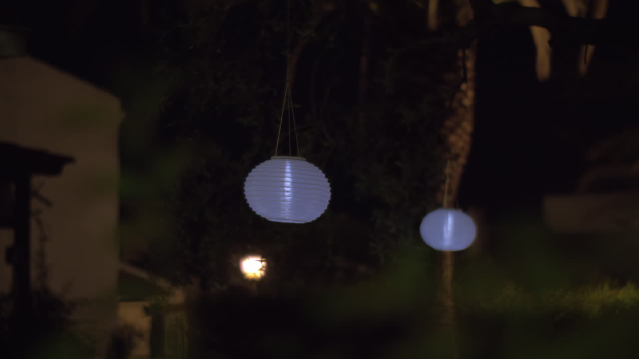 밤에는  종이 등불이 있는 집 정원