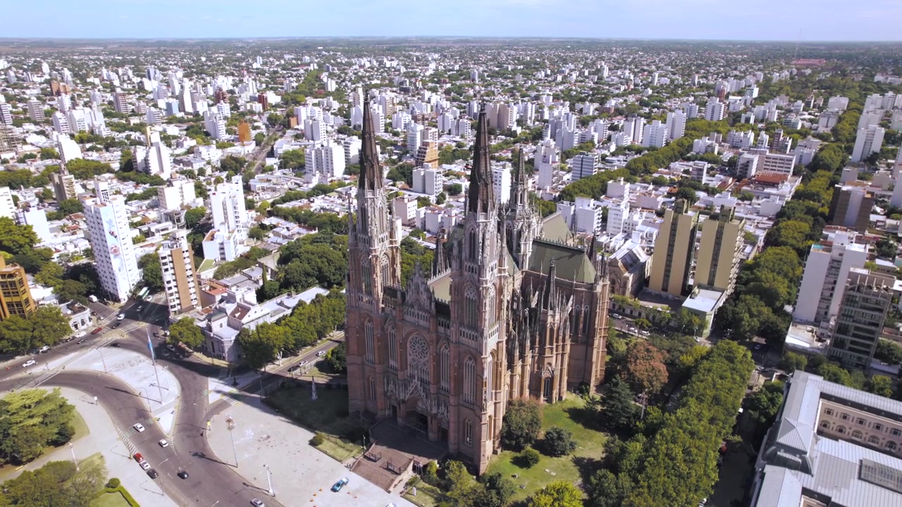 Vista aerea 4K con drone della Cattedrale di La Plata a Buenos Aires, Argentina. Una delle più grandi chiese neogotiche del mondo, caratterizzata da un'architettura imponente nel cuore della città