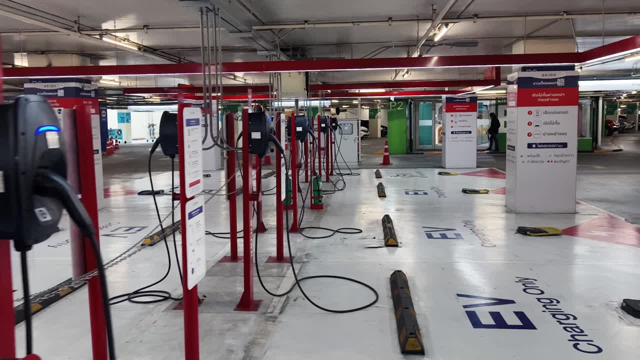 주차장에 있는 전기차 충전소