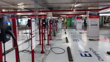 estaciones de carga de vehículos eléctricos en un garaje de estacionamiento