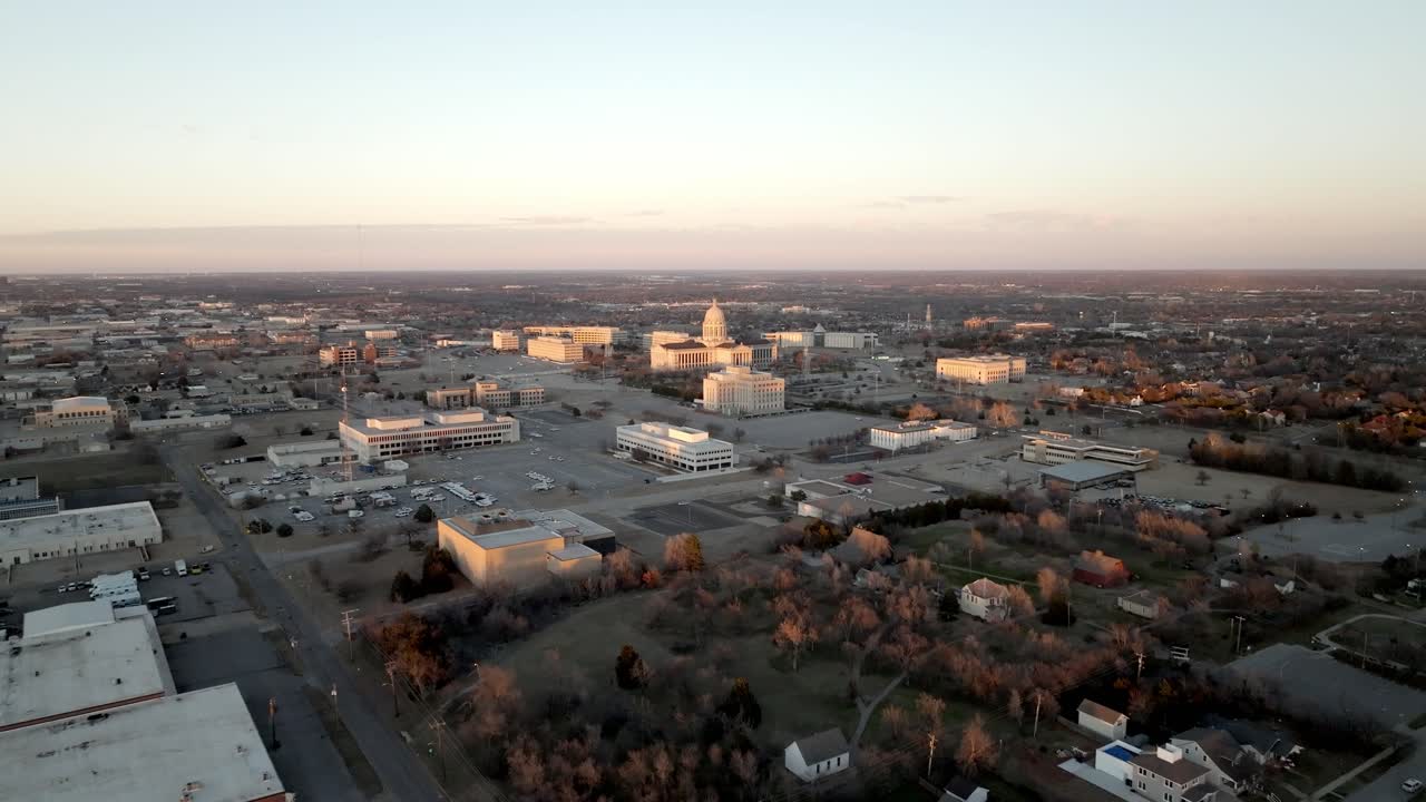 edificio del capitolio del estado de oklahoma en la ciudad de oklahoma, oklahoma con un dron moviéndose en un ángulo amplio