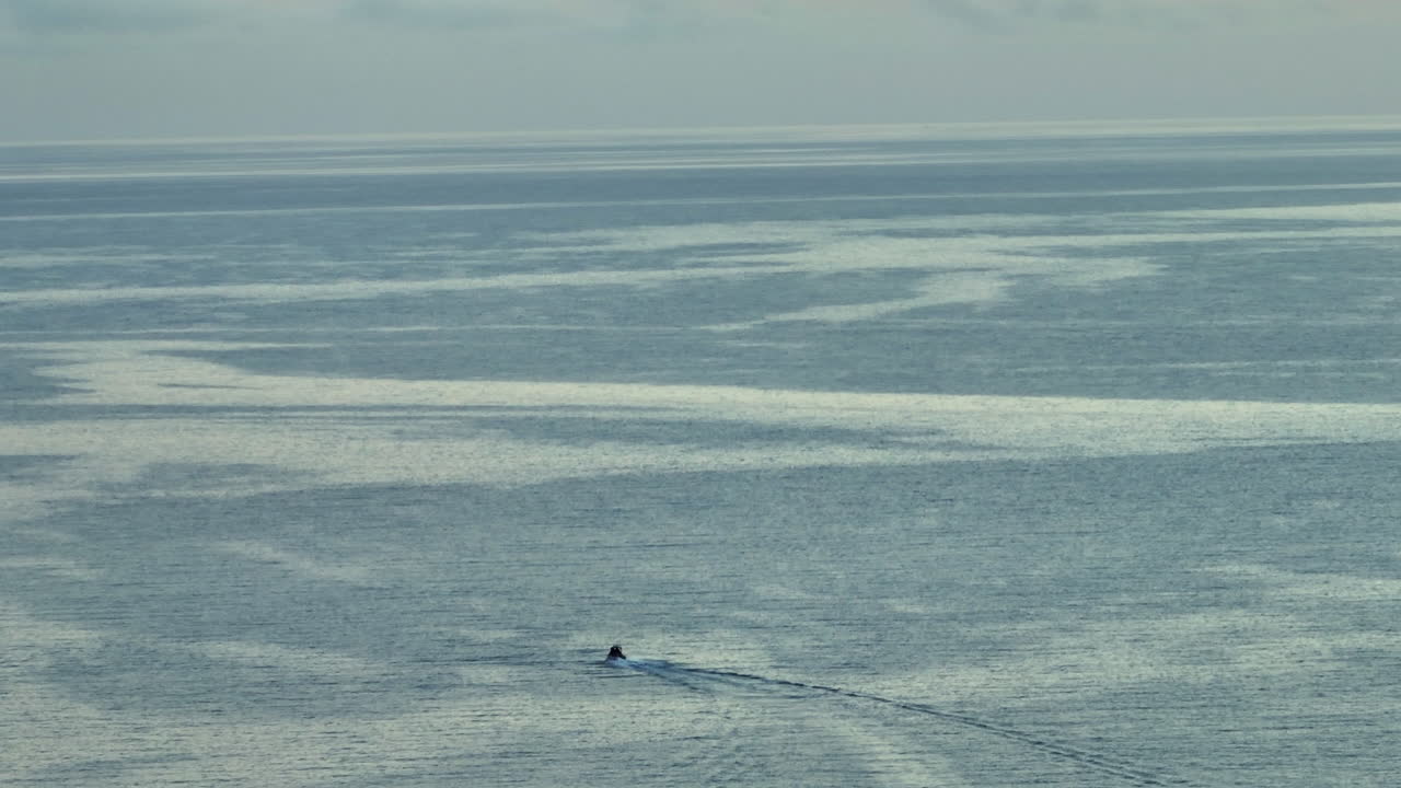 지평선 쪽으로 향하는 바다에 있는 배의 드론