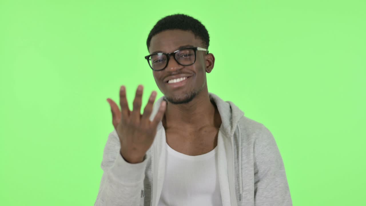hombre africano invitando a la gente en fondo verde