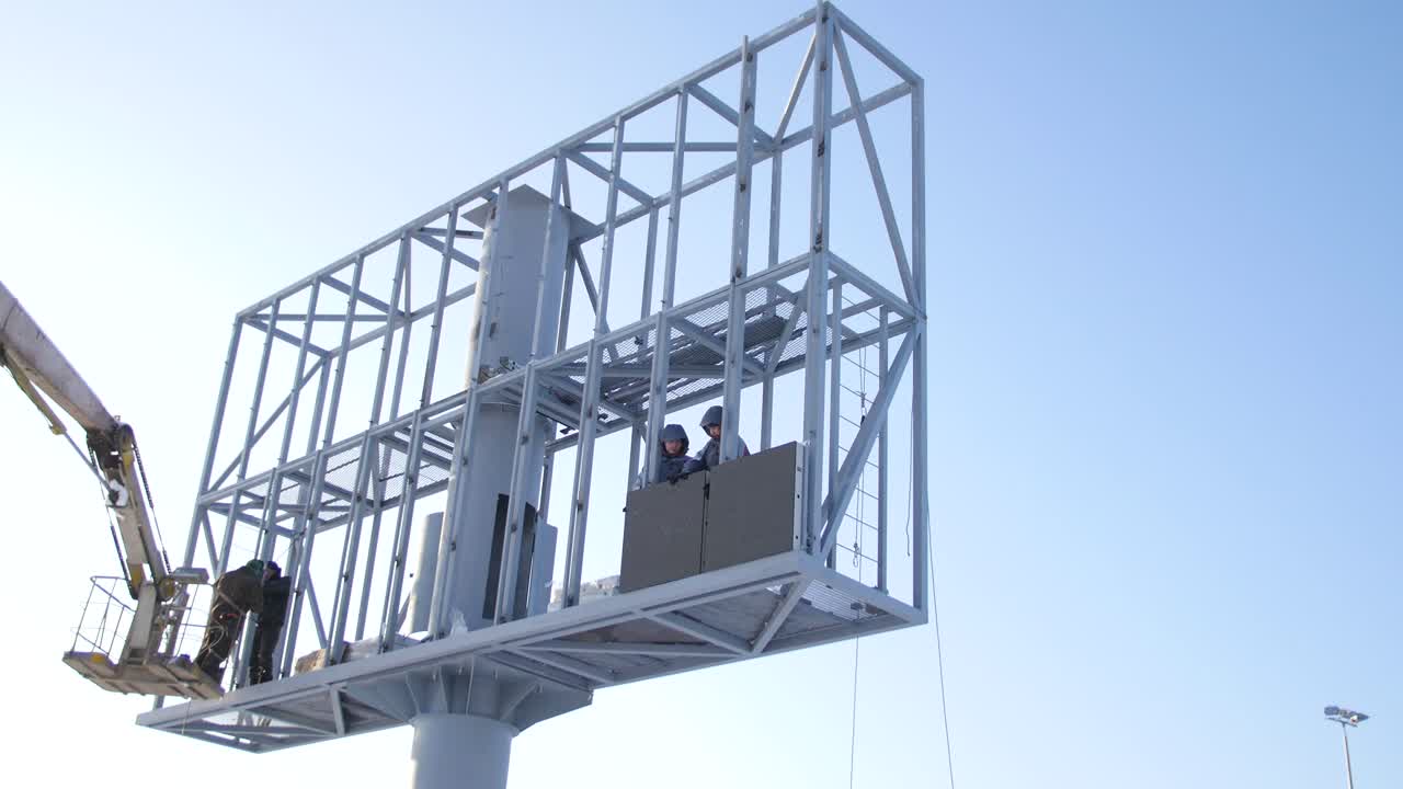 instalación de un gran cartel de publicidad al aire libre