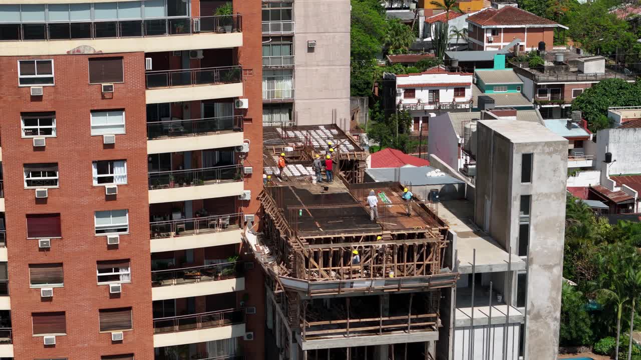 trabajadores diligentes dando forma al futuro en un sitio de construcción en el techo