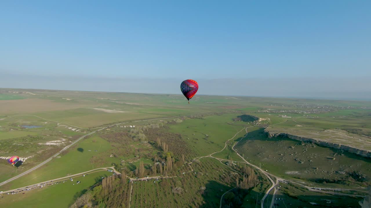 globo de aire caliente sobre el paisaje panorámico
