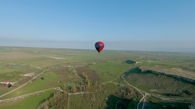 Luftballon over naturskønt landskab