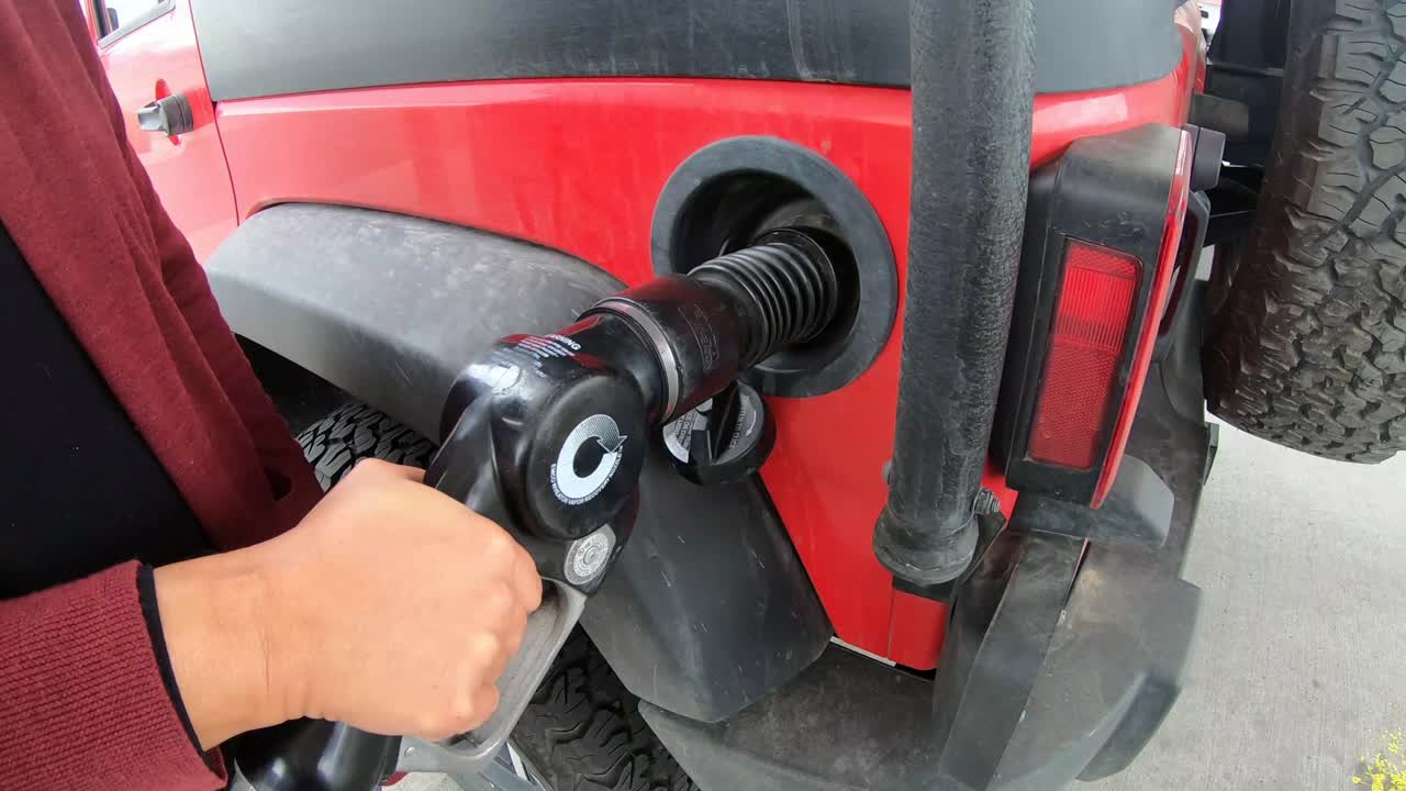 bombear gasolina en la gasolinera al vehículo rojo