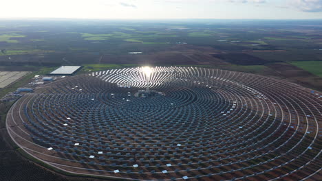 Moderna-Estación-De-Energía-Solar-Sevilla-España-Gran-Toma-Aérea-Puesta-De-Sol