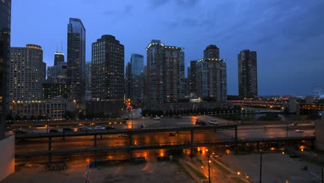 Innenstadt-Von-Chicago-In-Der-Abenddämmerung