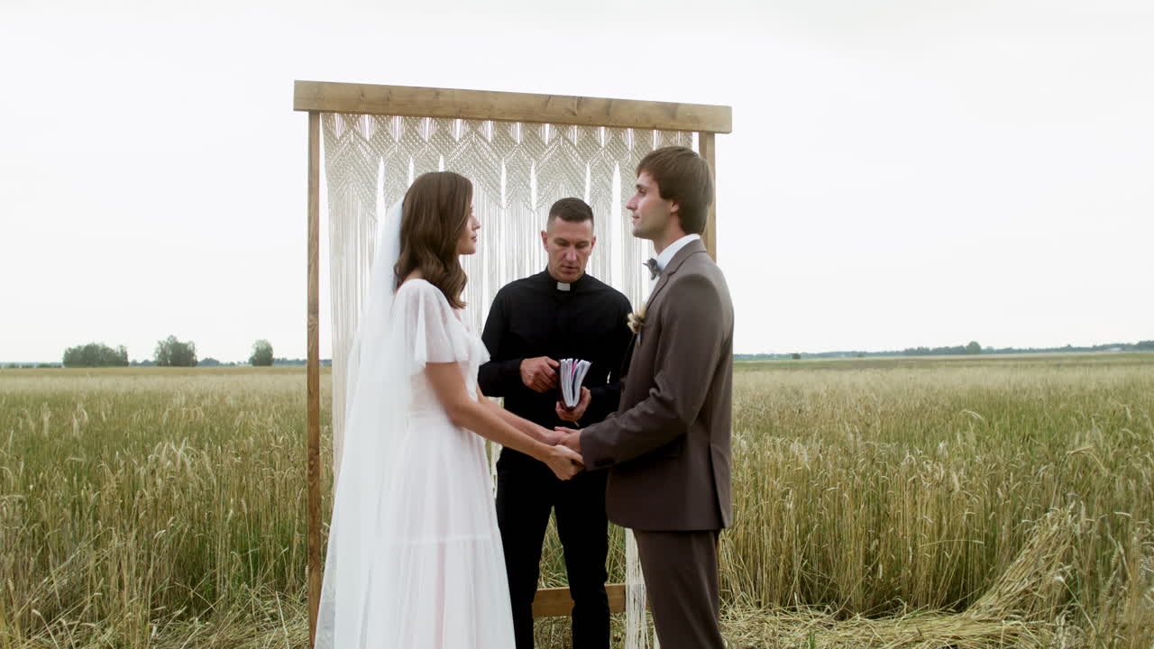 пара, которая выходит замуж