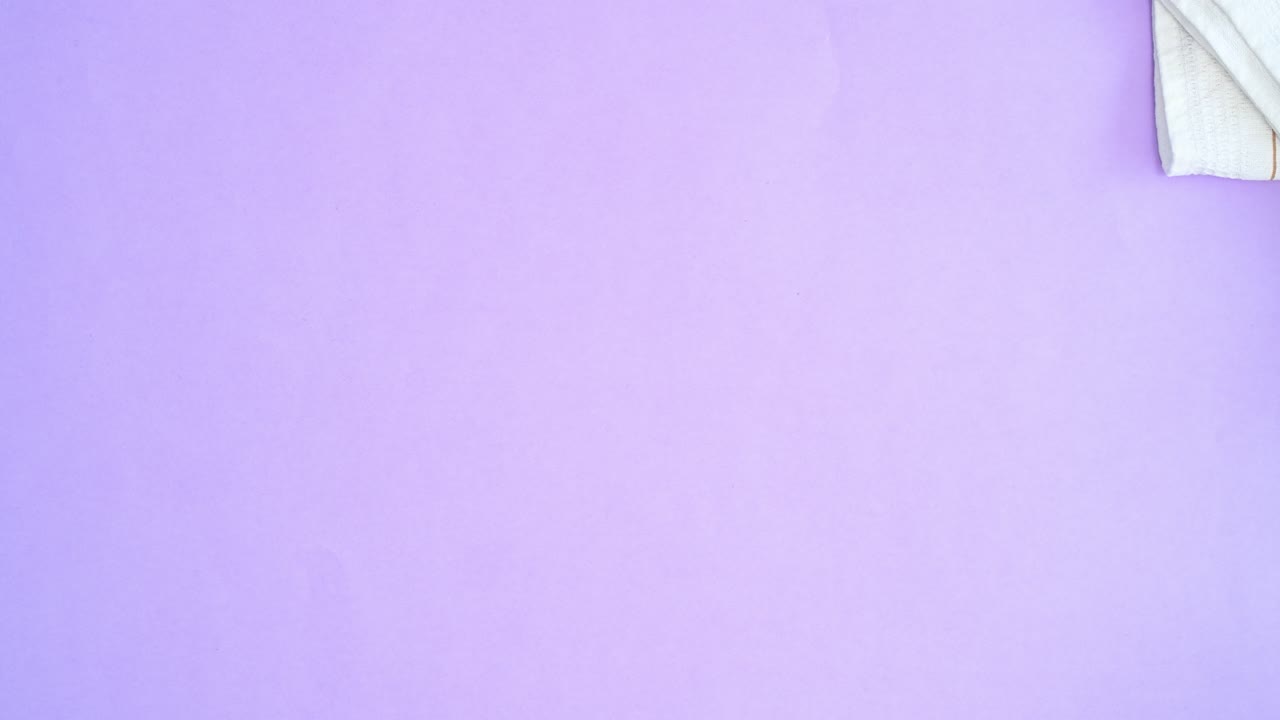 los huevos para hacer galletas y galletas frescas horneadas aparecen en el tema púrpura claro. dejar de moverse plana