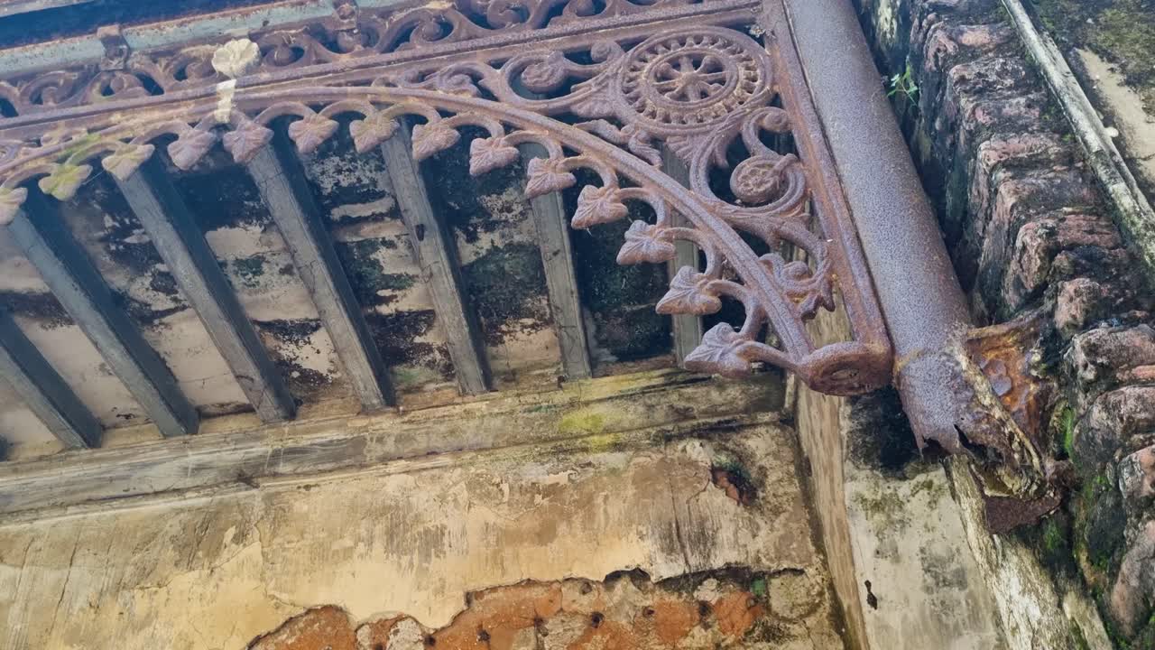 Foto de los detalles de la fachada de una mansión colonial abandonada en la ciudad fantasma de Panam Nagar, Bangladesh, que refleja la antigua belleza y grandeza arquitectónica del edificio