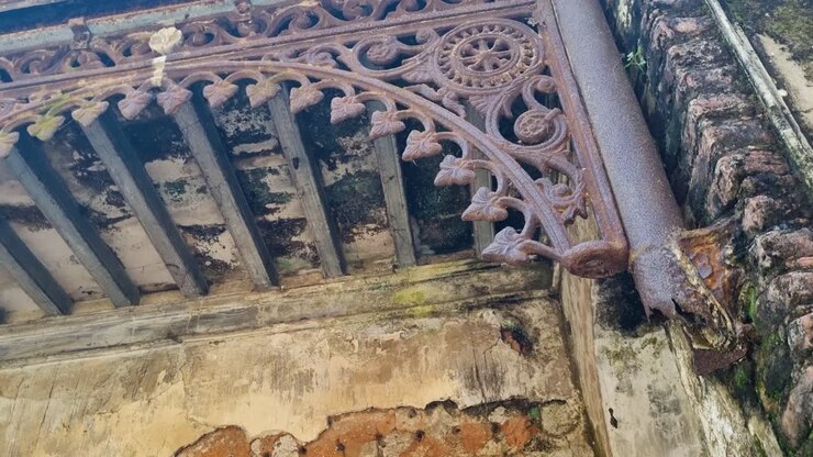 Dettaglio della facciata di una villa coloniale abbandonata nella città fantasma di Panam Nagar, Bangladesh, che riflette l'antica bellezza e la grandiosità architettonica dell'edificio