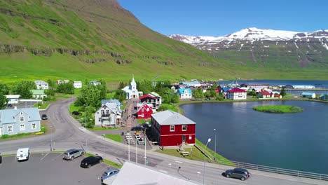 Schöne-Luftaufnahme-über-Einem-Isländischen-Fischerdorf-Seydisfjordur-Island-1