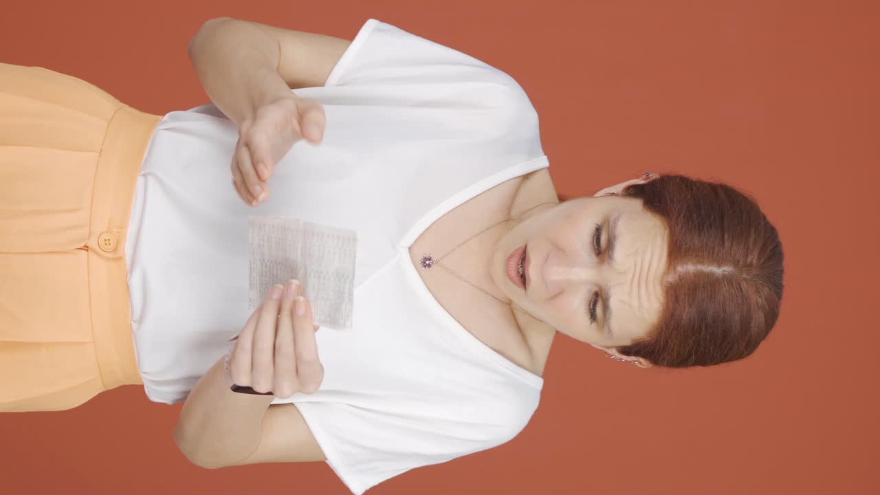 vídeo vertical de una mujer enojada con un pico alto.