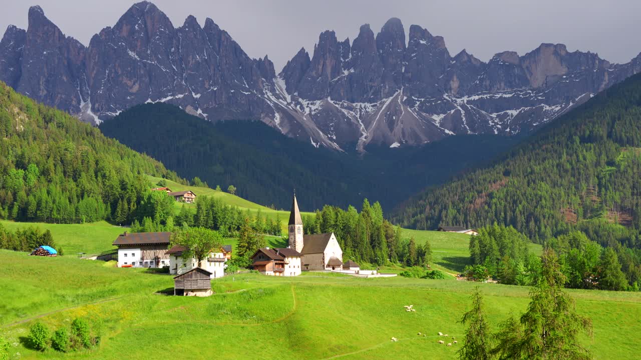 발 디  ⁇ 네스 (val di funes) 와 오들 산맥 (dolomites) 의 경치 좋은 초원을 가로질러