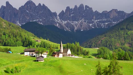 pan a través de la hermosa pradera de val di funes y las montañas odle, dolomitas, italia