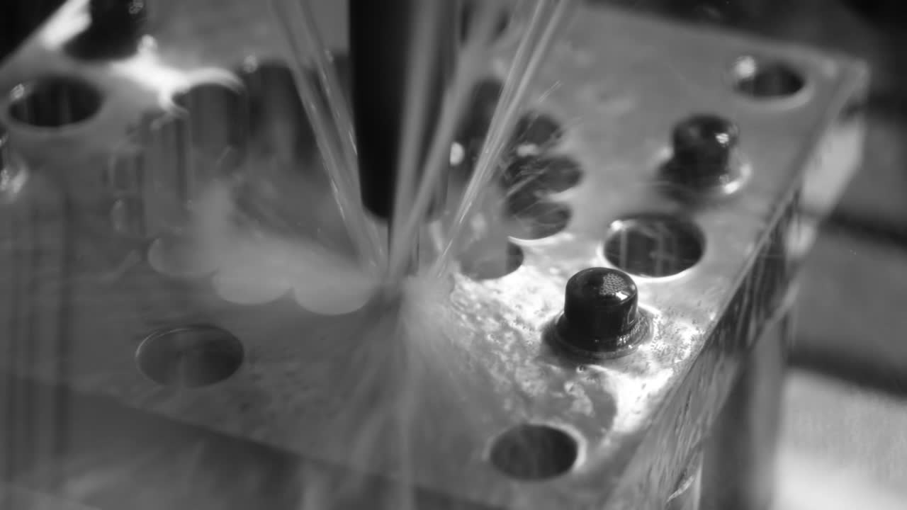 metalurgia cnc máquina de fresado de torno. corte de metal tecnología de procesamiento moderno.