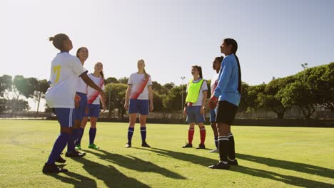 equipo de fútbol femenino tratando de mantener la pelota en el campo de fútbol. 4k