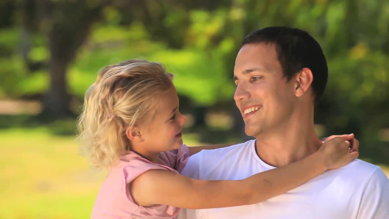 딸 과 대화 하고 있는 젊은 남자