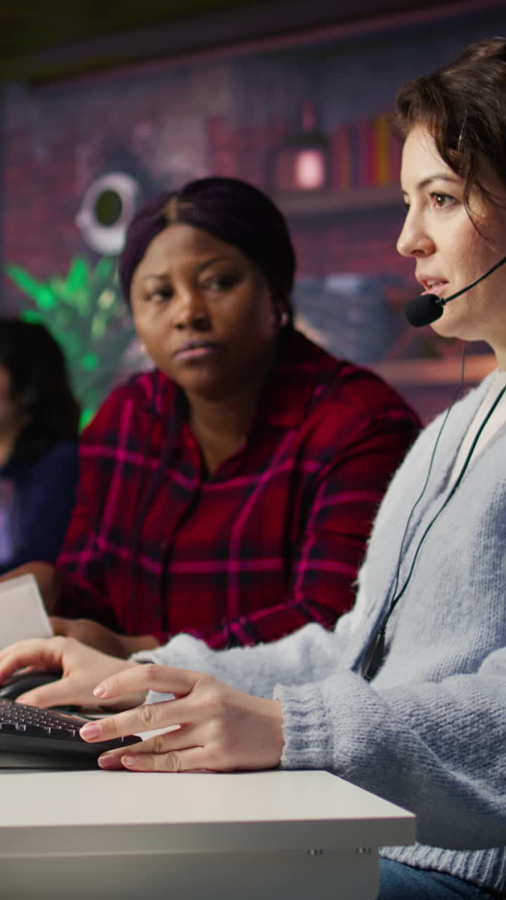 Video verticale Caposquadra del call center che esamina i documenti