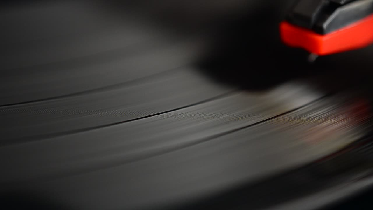 Platespiller. Nål på en vinylplate.