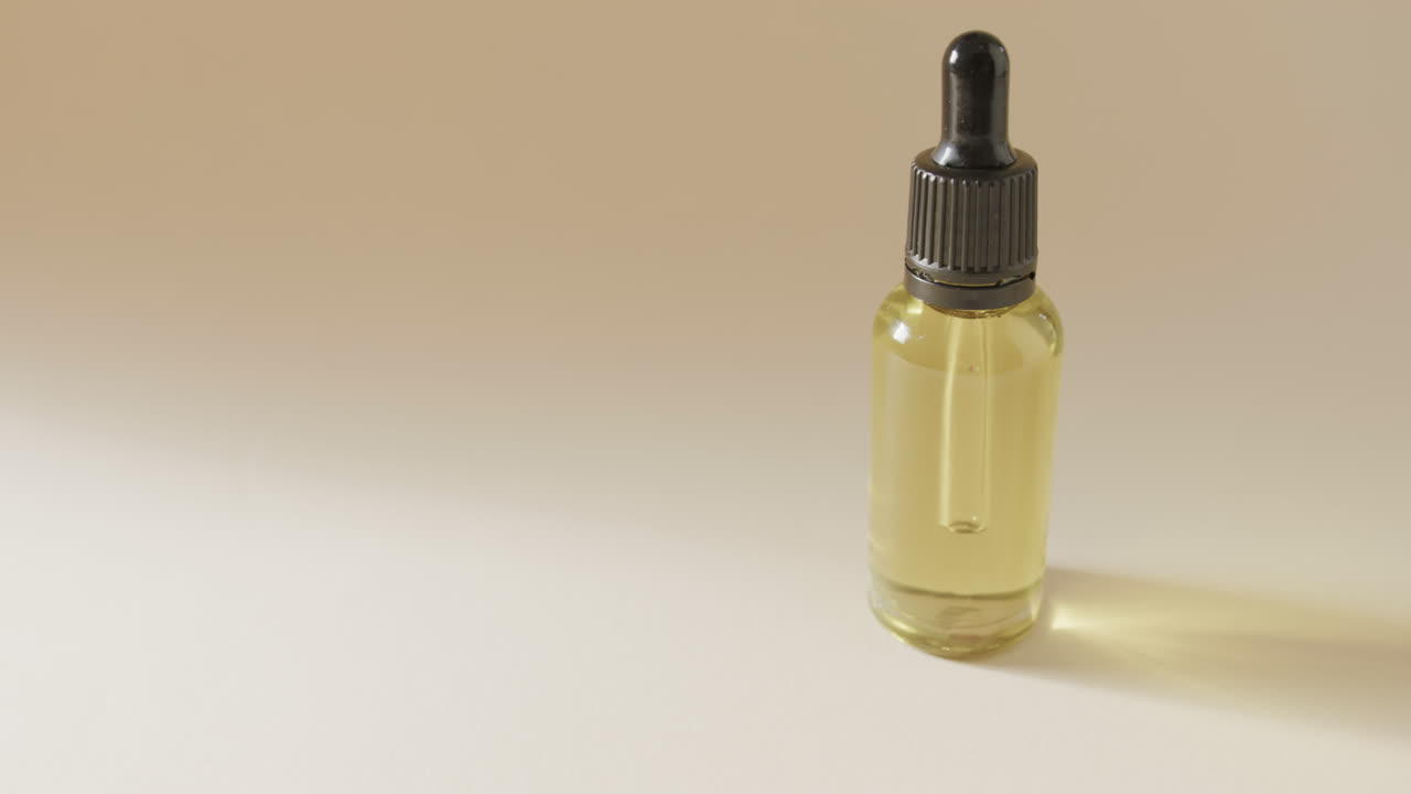 cerrar la botella de vidrio con la bomba y el espacio de copia en fondo gris