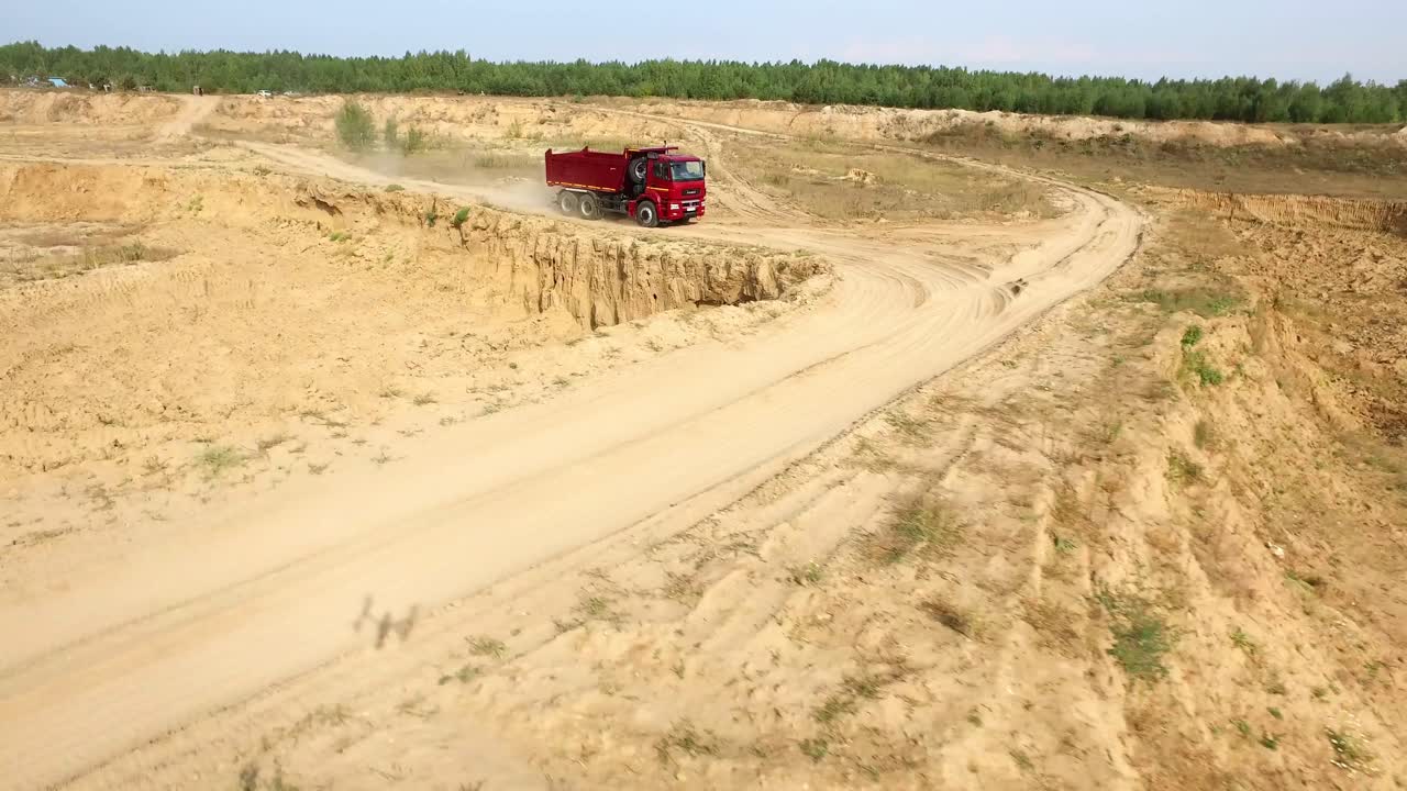 camioneta roja en una cantera