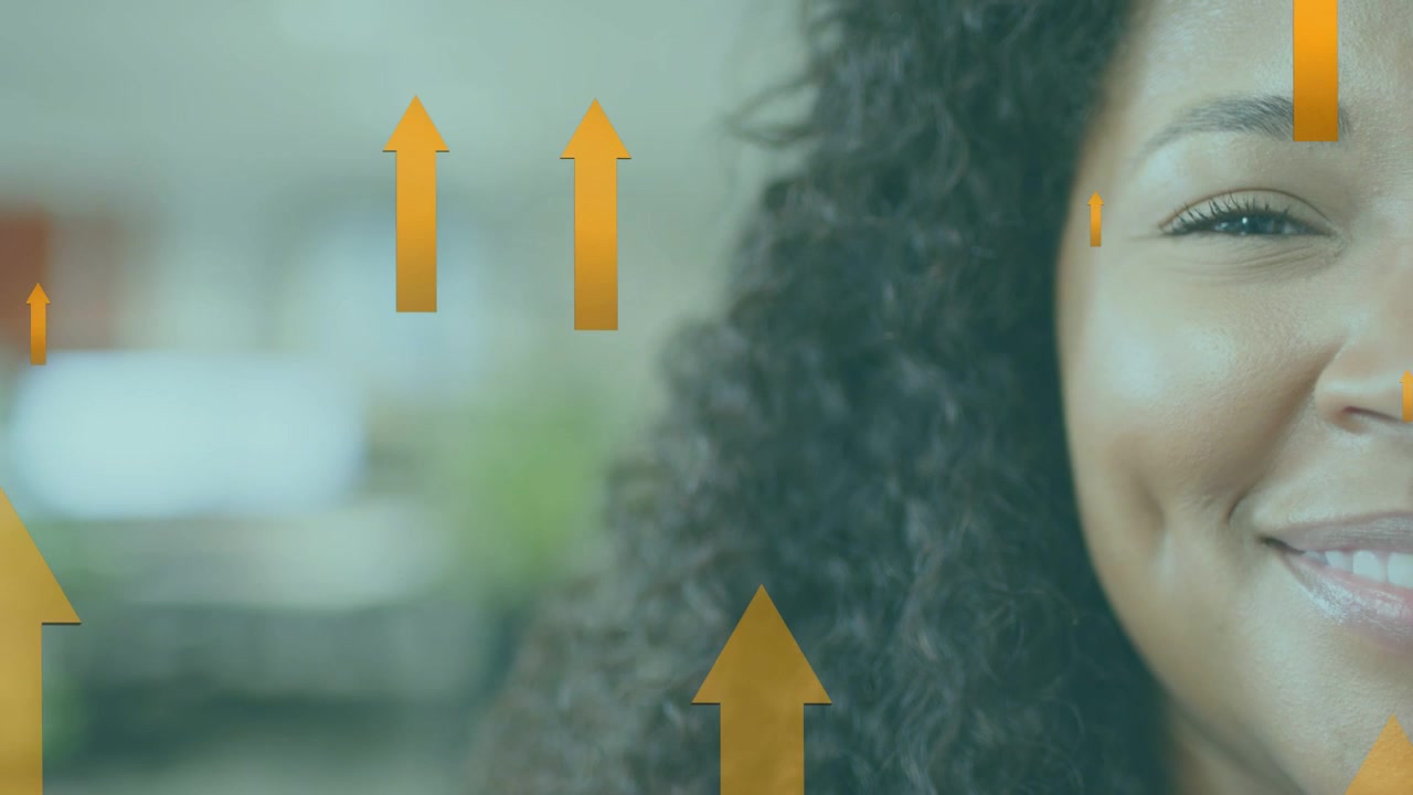 Mujer abriendo los ojos sonriendo en la oficina mientras flechas animadas suben por su rostro mostrando crecimiento empresarial