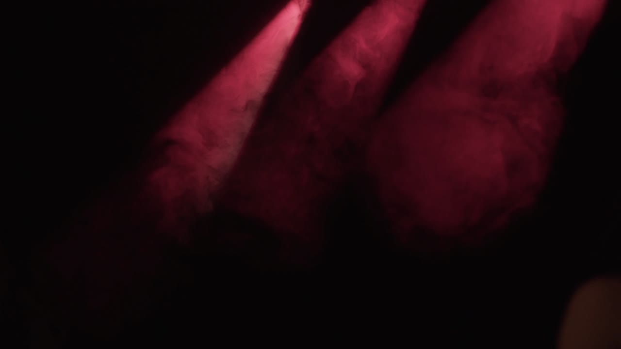 연무가 있는 빨간색 빔 콘서트 조명, 장비 b-롤 영상 2