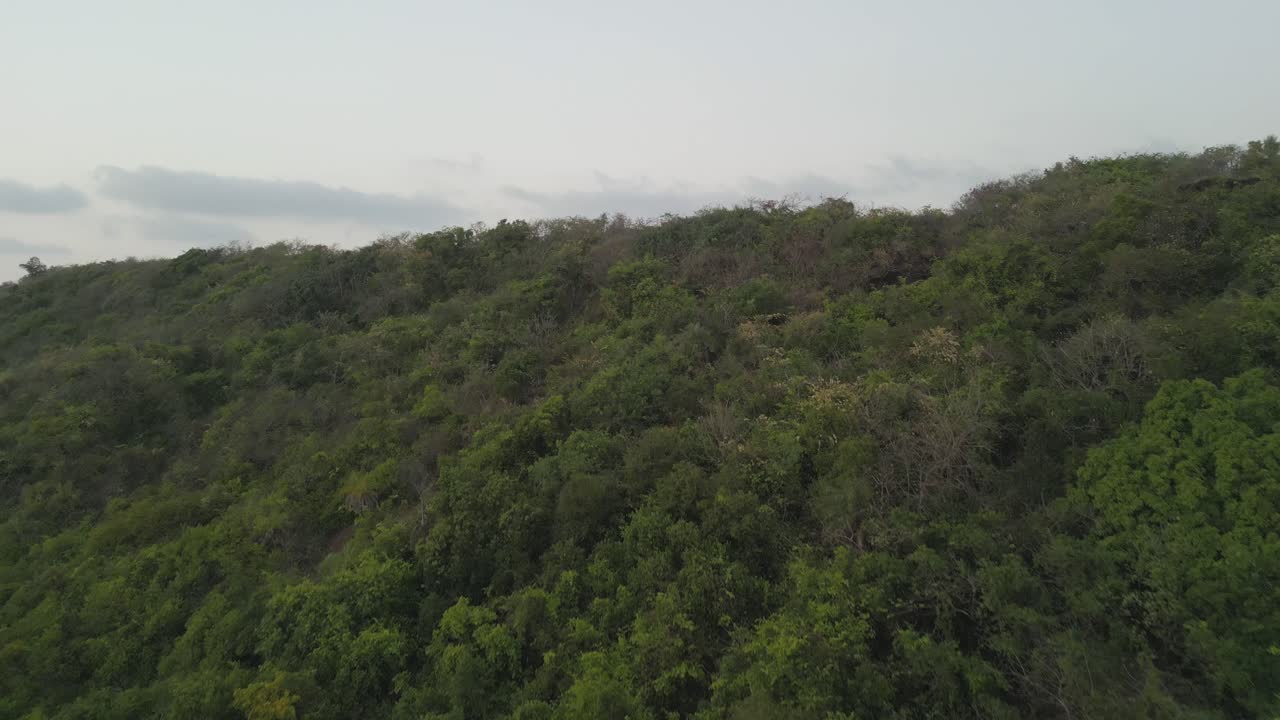 vista superior de la estación de la colina de chapora beach en goa, india