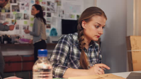 joven empresaria que planea ideas creativas para una empresa nueva