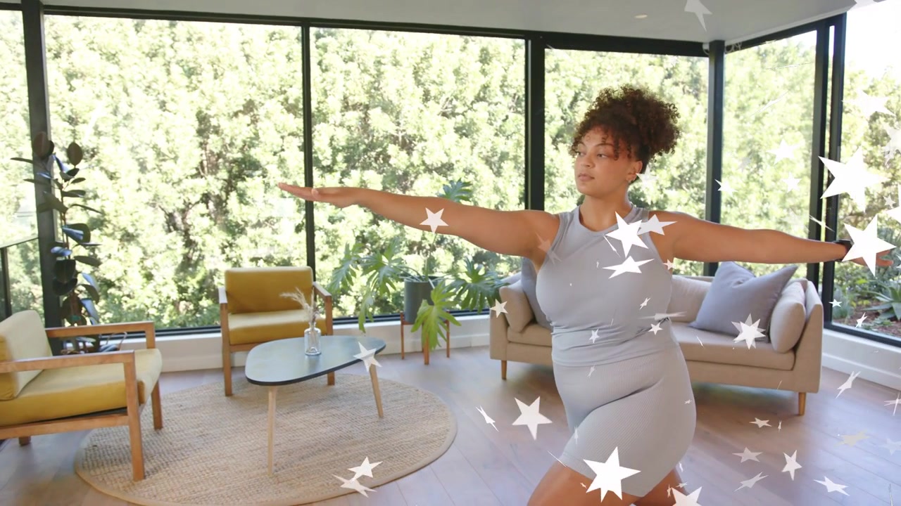 Donna che segue un suggerimento di fitness, alzando le braccia, eseguendo un affondo a casa, con un effetto stelle scintillante in sovrimpressione.