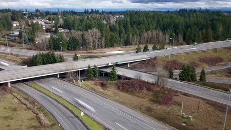 Lapso-De-Tiempo-De-Drones-Dando-Vueltas-En-El-Intercambio-I-5,-405-Y-525-En-Lynnwood,-Washington.