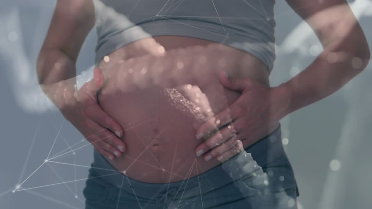 Donna incinta che posa le mani sulla pancia, accarezzandola per comfort, mentre un'elica di DNA legata alla salute si sovrappone al ventre.