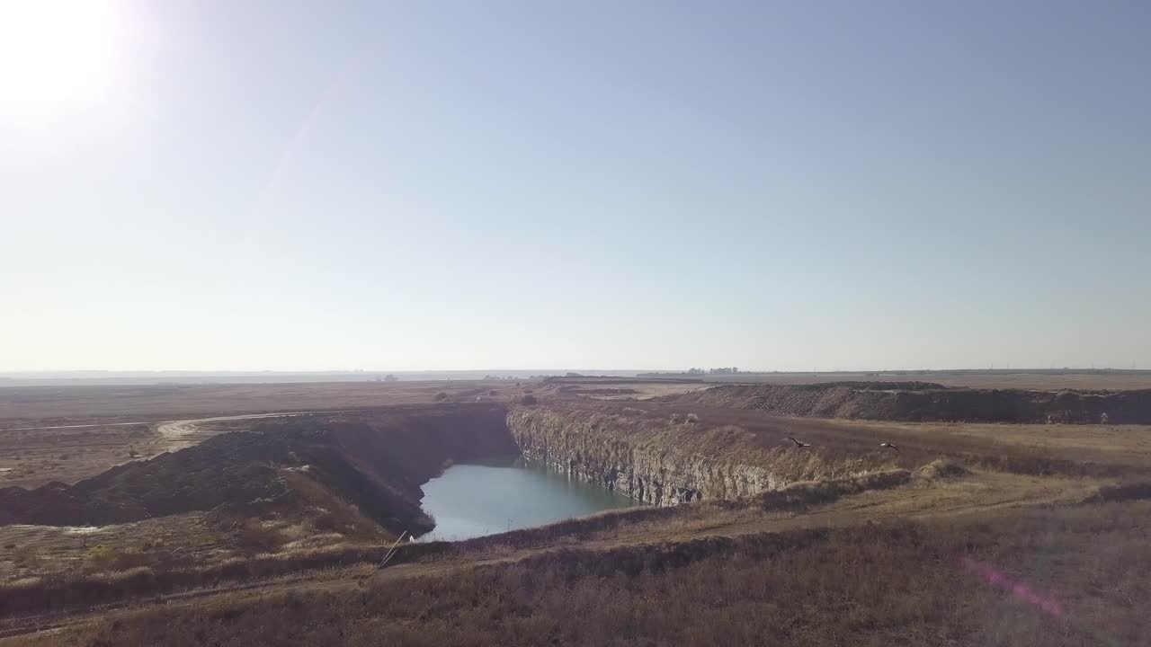 toma de drones de pájaros volando hacia la cantera