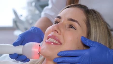 mujer recibiendo un tratamiento facial