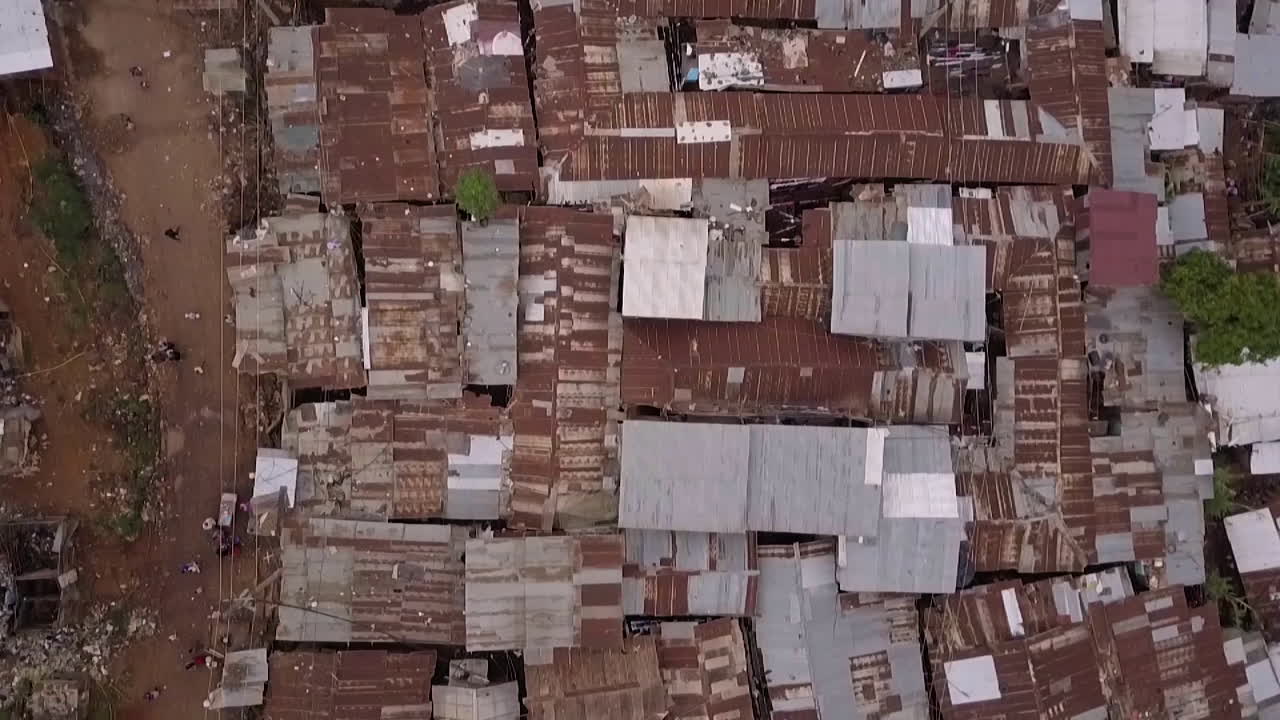 toma aérea mirando directamente hacia abajo por encima de vastos barrios marginales superpoblados en kibera, nairobi, kenia, áfrica