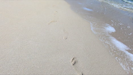 Fußabdrücke-Auf-Einem-Sandstrand