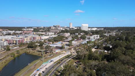 tallahassee florida sobre vista aérea de famu way en un día soleado siguiendo a la izquierda