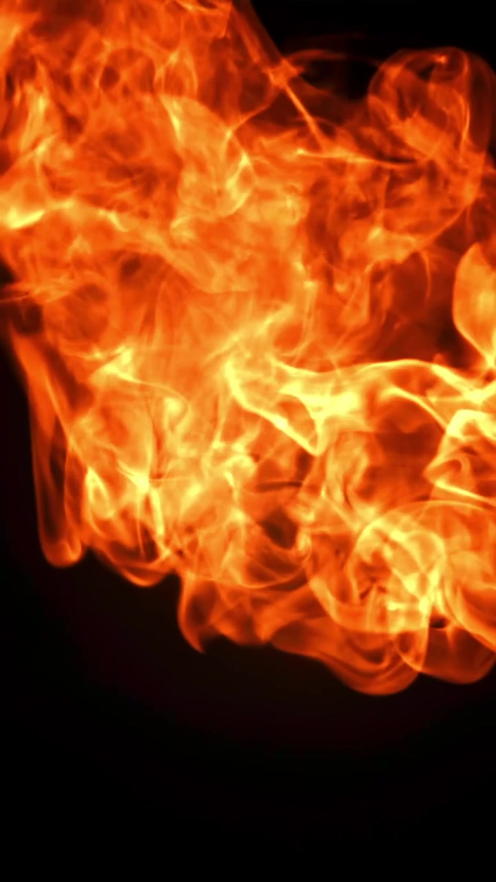 Fiamme arancioni dinamiche che bruciano su sfondo nero.