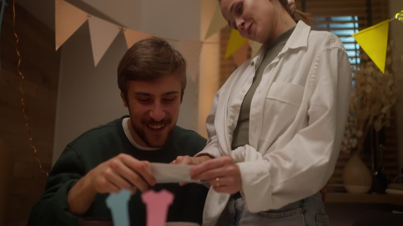 una pareja feliz celebra una fiesta de revelación de género.