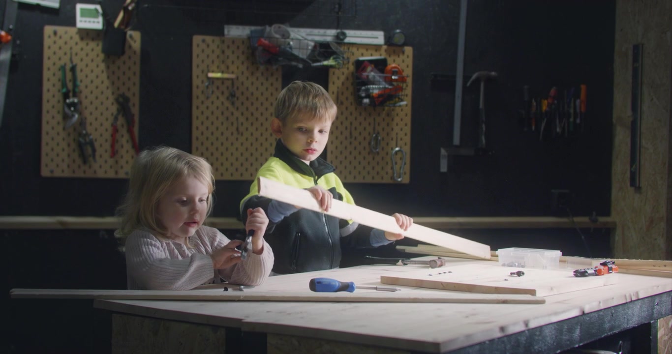 Kinderen druk bezig met spelen en het leren van bouwvaardigheden in de garage.
