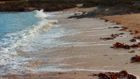 Plano-Medio-De-Olas-Que-Chocan-Violentamente-En-Una-Playa-Irlandesa.