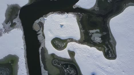 la deriva del hielo de primavera en el río congelado de invierno sobrevuelo del lago - video de la colección de drones