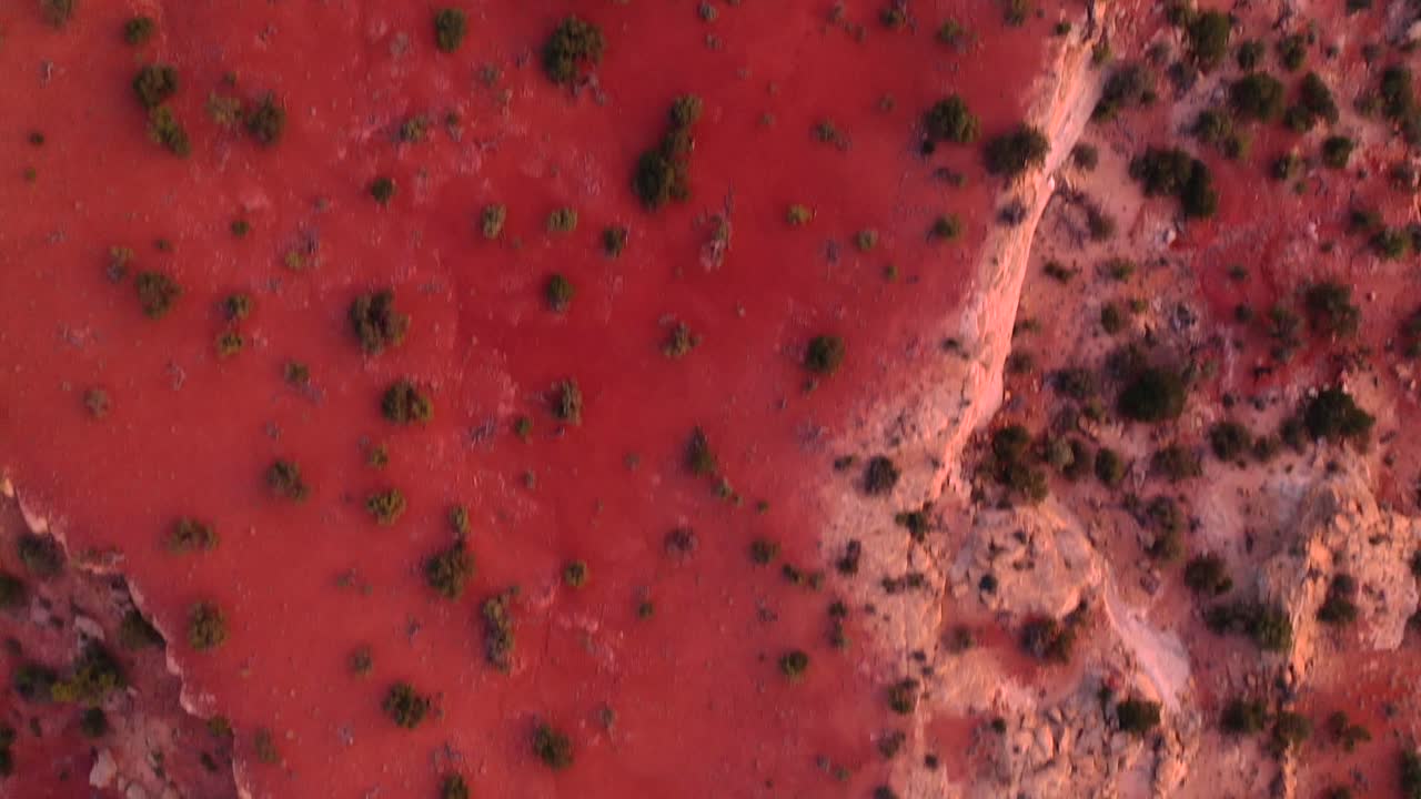 눈 협곡 주립 공원, st에서 붉은 바위 절벽 위를 비행 하는 무인 항공기